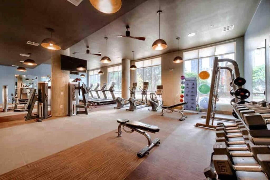 Downtown Living 1Br W/ Free Parking Garage Apartment Houston Bagian luar foto