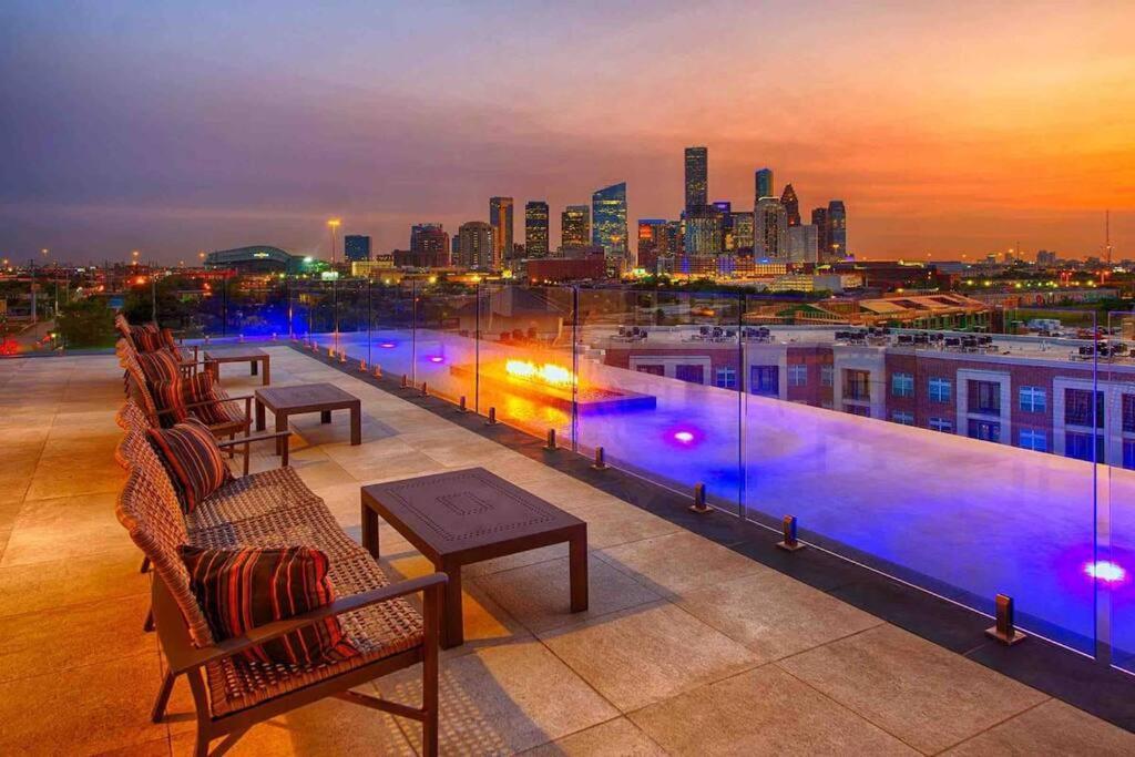 Downtown Living 1Br W/ Free Parking Garage Apartment Houston Bagian luar foto